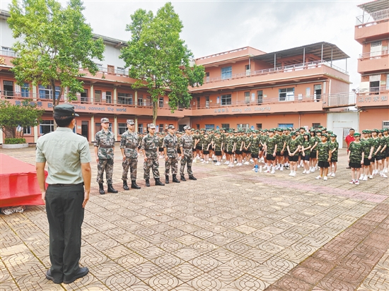 臺山市怡霖學(xué)校通過開展國防教育訓(xùn)練，幫助學(xué)生“收心”。