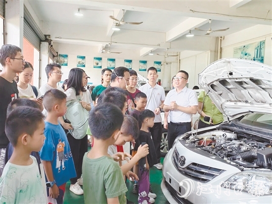 講師圍繞燃油汽車核心構(gòu)造與原理展開生動(dòng)講解。