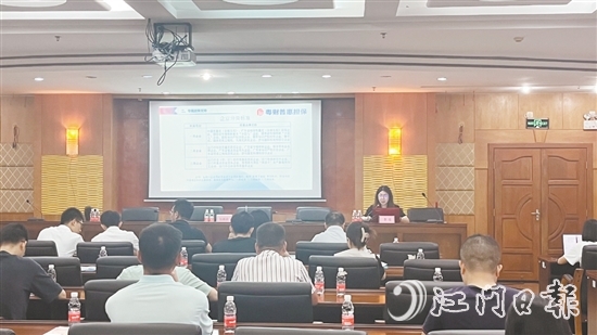 粵財(cái)普惠江門擔(dān)保公司向企業(yè)宣講金融政策。
