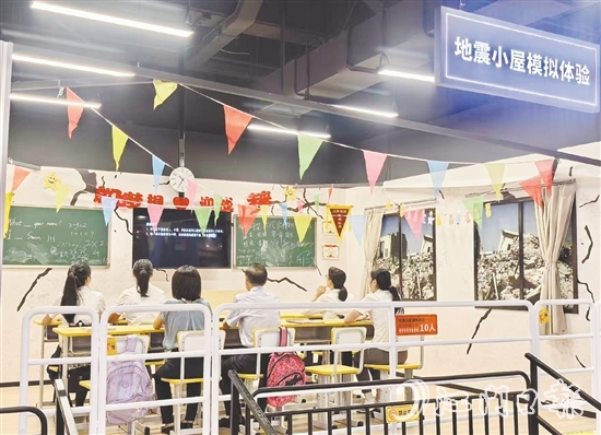 員工在地震小屋模擬體驗過程中學(xué)習(xí)標(biāo)準(zhǔn)避險動作。