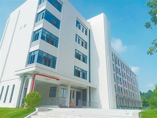 共和鎮(zhèn)共和中學(xué)新宿舍樓將在今年秋季新學(xué)期開學(xué)時投入使用。