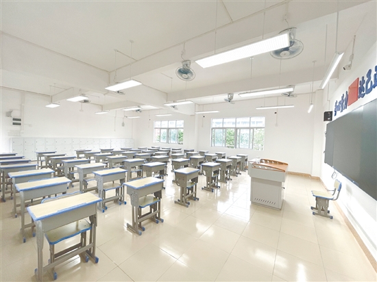 鶴山一中附屬中學(xué)本部校區(qū)的教室配備了觸控一體機、護眼照明燈以及嶄新的課桌椅等基礎(chǔ)設(shè)施，為學(xué)生提供良好的學(xué)習(xí)環(huán)境。