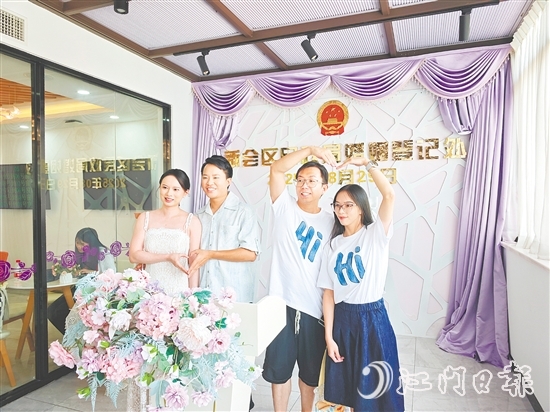 新人們?cè)陬C證大廳合影留念。