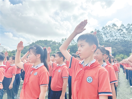 范羅岡濱江小學學生們精神抖擻迎接開學。