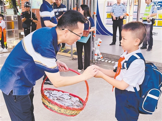 方之武為學生送上一份特殊的“本草萌新成長禮包”。