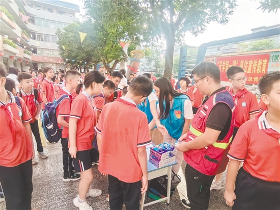 同學們在積極答題。