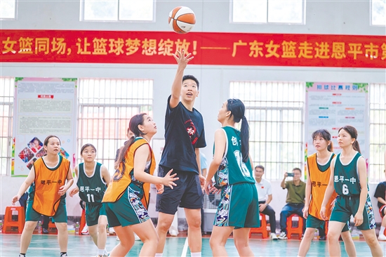 當(dāng)天活動上，恩平一中籃球隊展示訓(xùn)練成果。圖為黃思靜為隊員們開球。