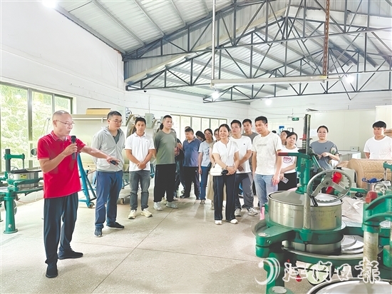 參訓(xùn)人員了解制茶關(guān)鍵環(huán)節(jié)。