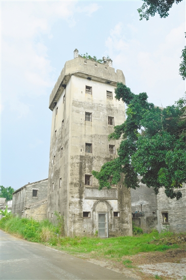 歷經(jīng)風(fēng)雨，向賢樓外墻隱約可辨的彈痕，仍講述著當(dāng)年的抗戰(zhàn)故事。臺山市委黨史研究室供圖