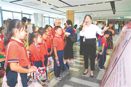 學(xué)生參觀江門抗戰(zhàn)歷史專題巡回展，了解江門烽火歲月，銘記抗戰(zhàn)歷史。郭永樂