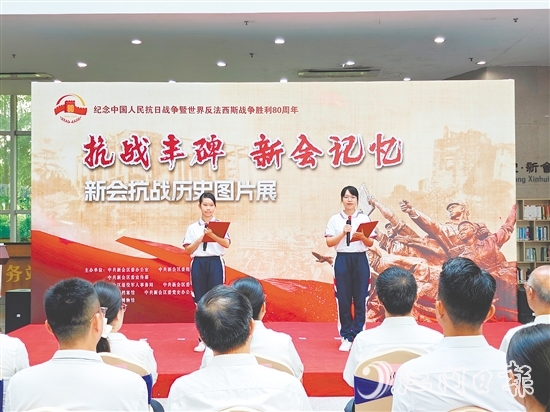 開幕儀式上，新會(huì)華僑中學(xué)學(xué)生帶來(lái)詩(shī)詞朗誦《烽火八十載，信仰照未來(lái)》。