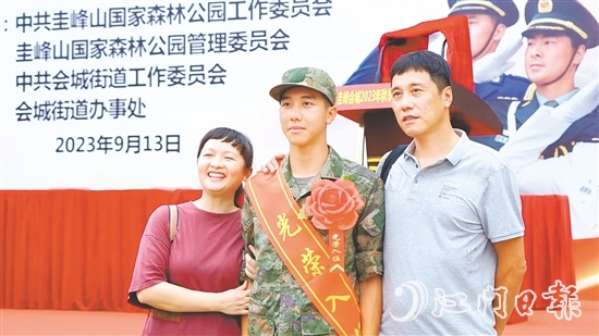 入伍近兩年來，黃壹舟與父母只見過一面。