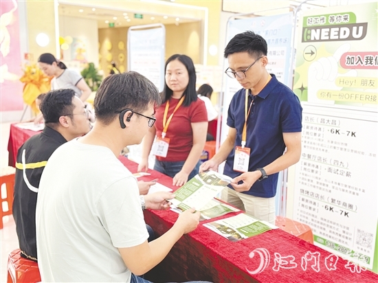 活動通過“商圈設(shè)攤”的創(chuàng)新模式，為求職者提供“零距離”就業(yè)服務(wù)。