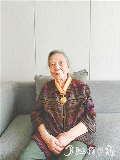 百歲抗戰(zhàn)老同志陸平向記者講述抗戰(zhàn)故事。