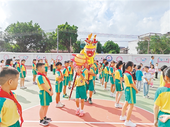 聯(lián)和小學的同學們舞動金龍。