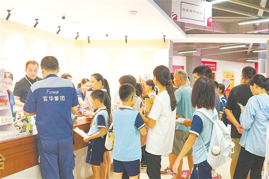 臺(tái)山市新華書店內(nèi)人頭攢動(dòng)，收銀臺(tái)前擠滿了學(xué)生和家長。