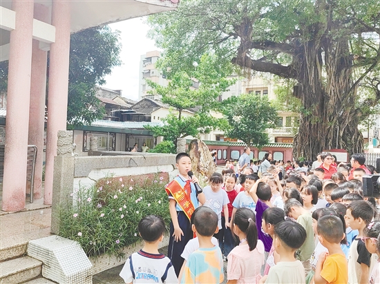 “學宮宣講員”為新生講述學校的歷史。