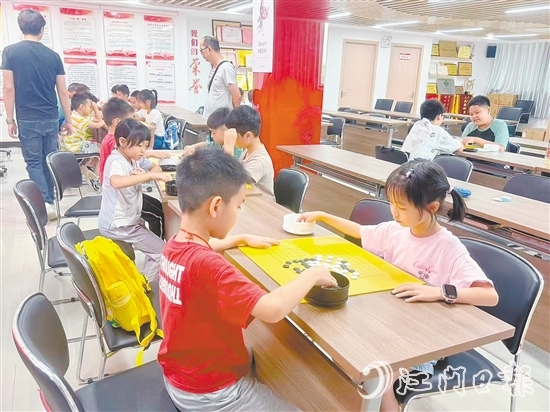 孩子們參加石沖社區(qū)舉辦的圍棋興趣班。 孩子們參加石沖社區(qū)舉辦的圍棋興趣班。