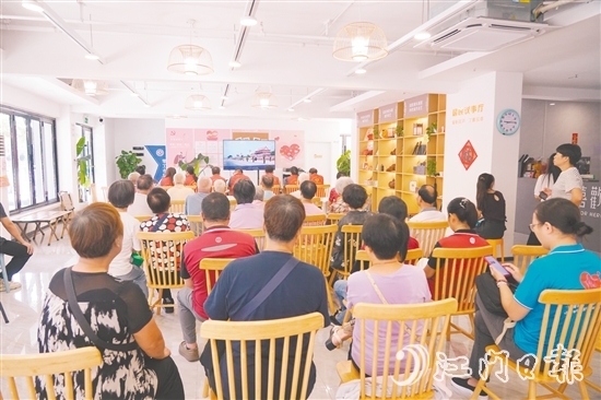 新就業(yè)群體、社區(qū)居民、黨員志愿者一同觀看閱兵儀式。