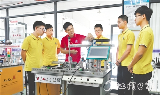 吳恩來正在指導學生們實訓。