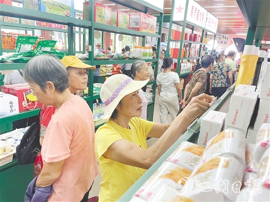 不少市民前來選購“鶴山優(yōu)品”。