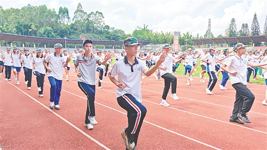 鶴山一中于9月1日至7日開展軍訓(xùn)，高一新生跟隨教官學(xué)習(xí)軍體拳、警衛(wèi)拳的動作要領(lǐng)。