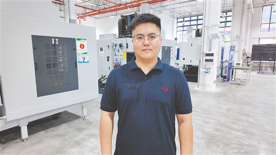 恩平市職業(yè)技術(shù)教育中心機械專業(yè)部教師禤杰輝