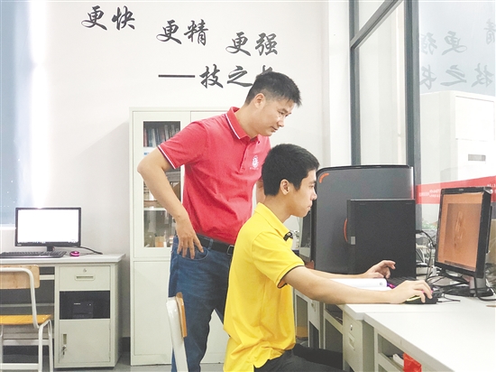 劉劍（左）指導(dǎo)學(xué)生實(shí)訓(xùn)。