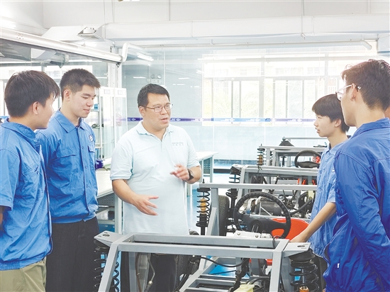 黃進(jìn)光（中）在指導(dǎo)學(xué)生實(shí)訓(xùn)。