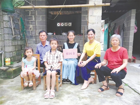 支教期間的岑轉(zhuǎn)娣（右2）。