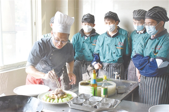 羅國永指導(dǎo)學(xué)生實(shí)訓(xùn)。