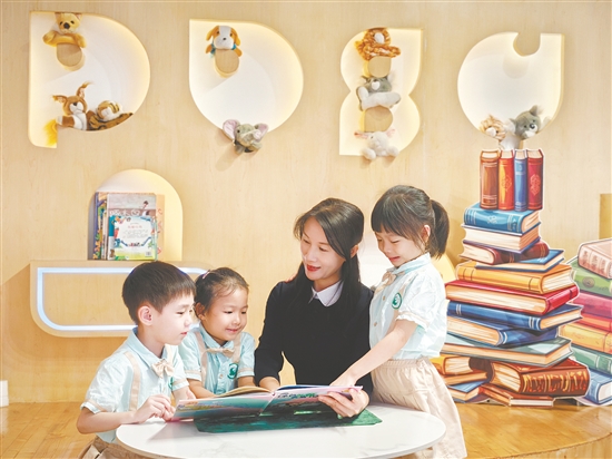 李淑貞在給孩子們講故事。