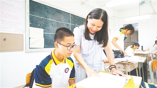 施敏儀與學(xué)生談心。