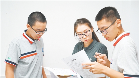 劉綺琪給學(xué)生講解數(shù)學(xué)問(wèn)題。