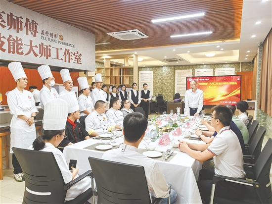 李剛（桌前站立者）和企業(yè)導(dǎo)師交流。