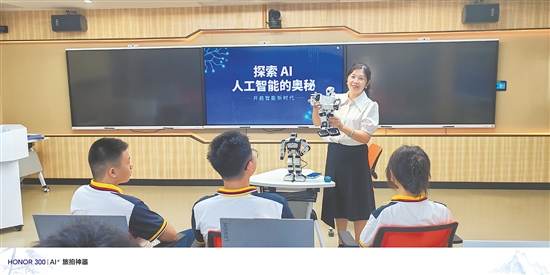 馮健群在授課。