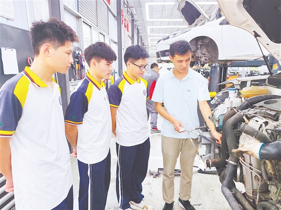 黃永?。ㄓ乙唬┰谥笇?dǎo)學(xué)生實(shí)訓(xùn)。