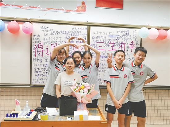 學(xué)生們感謝老師，為其送上了鮮花和祝福。