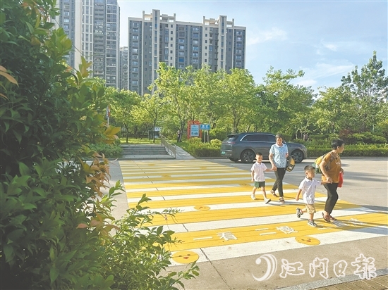 會(huì)城街道碧桂園社區(qū)發(fā)動(dòng)轄區(qū)幼兒園參與斑馬線(xiàn)的設(shè)計(jì)。