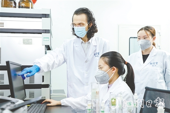 新寶堂在中醫(yī)制藥板塊投入大量科研力量。