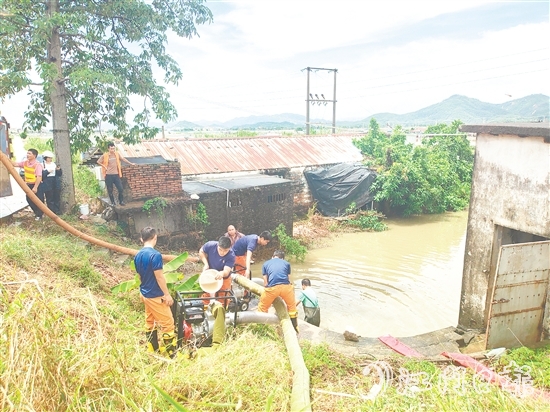 新會區(qū)應急救援大隊在沙堆鎮(zhèn)大環(huán)村開展排澇作業(yè)。