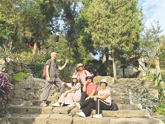 江門春秋國旅的9月收客量預(yù)計同比增長20%左右，以中老年群體為主。