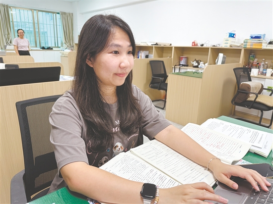 李敏婷畢業(yè)后回到母校，成為一名英語教師。