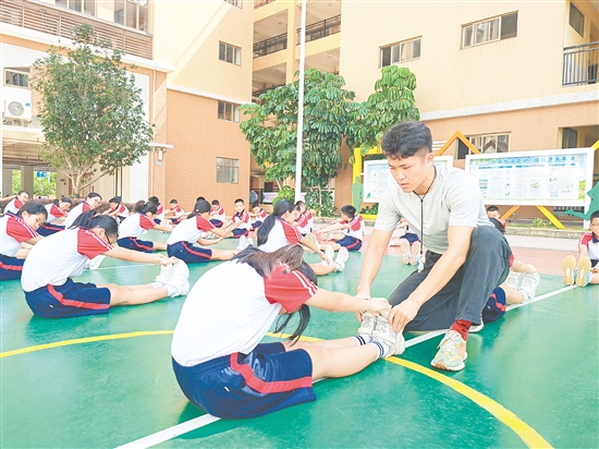 廖甘偉組織學(xué)生進(jìn)行體能訓(xùn)練。