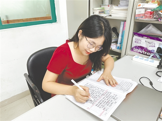 在從教的第三年，李雯婷已能“獨當(dāng)一面”。