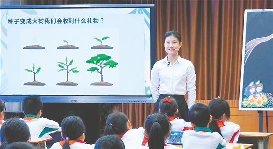 在心理健康教育課上，李甜甜引導(dǎo)學(xué)生思考問題。