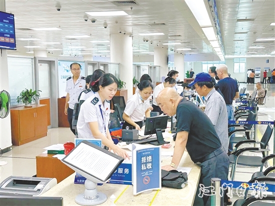 在江門(mén)市化解不動(dòng)產(chǎn)登記歷史遺留問(wèn)題辦理不動(dòng)產(chǎn)權(quán)證專(zhuān)場(chǎng)，工作人員協(xié)助業(yè)主實(shí)現(xiàn)“一站式辦結(jié)”。