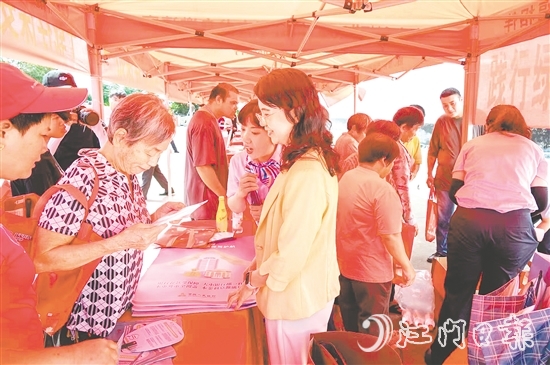 金融工作者與市民互動，宣傳存款保險知識。