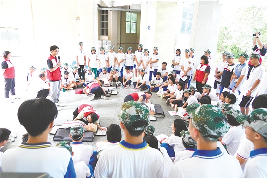 培訓(xùn)采用“理論講解+實(shí)操演練”相結(jié)合的方式，面向高一新生開(kāi)展心肺復(fù)蘇操作技能考證培訓(xùn)。