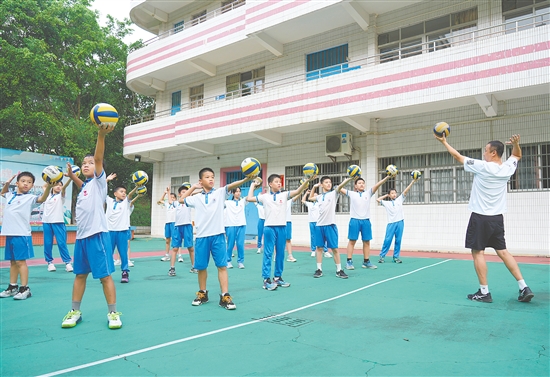 沙坪街道第四小學(xué)于2016年組建排球隊(duì)，為學(xué)生打造提升排球技能的平臺(tái)。